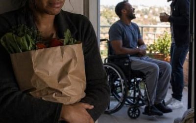 Dopo cinque anni passati a lavarlo, aiutarlo a muoversi e prendermi cura di lui 24 ore su 24, ho sentito per caso mio marito paralizzato ridere con uno sconosciuto. Mi ha chiamata con noncuranza la sua “serva gratuita” e si è vantato di non volermi lasciare un centesimo.