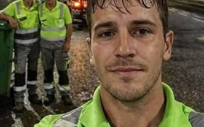 Questo è il nostro posto di lavoro e siamo orgogliosi di poter offrire qualcosa ai nostri figli. Non si tratta solo di soldi o di giorni lavorati… si tratta di dignità, sacrificio e amore per la famiglia. Ogni giorno porta con sé delle sfide, ma anche la soddisfazione di fare tutto per chi amiamo. Anche se la vita ci riserva degli ostacoli, il lavoro onesto e la dedizione ci rendono forti e ci uniscono. Ma nessuno si aspettava quello che è successo l’ultimo giorno… Il giorno che ha cambiato tutto. Era una mattina come tante altre, con il sole che sorgeva e l’aria fresca che ci scaldava il cuore. Ci siamo seduti alle nostre postazioni, con i nostri soliti sorrisi, pronti ad affrontare una nuova giornata. Ma poi, è successo qualcosa di inaspettato: un piccolo ma significativo gesto che ha lasciato senza parole l’intero team. Non si tratta di soldi, non si tratta di riconoscimenti formali… si tratta di umanità e rispetto. Un collega ha fatto qualcosa che nessuno avrebbe mai creduto possibile: ha condiviso con gli altri ciò che gli stava più a cuore, dimostrando che dietro ogni sorriso si cela una storia di sacrificio e coraggio. Cosa ho imparato In quel momento, ho capito che il vero valore del lavoro non sta nel denaro o nei contratti, ma nell’impatto che abbiamo sulle persone che ci circondano. La nostra famiglia, i nostri figli, i colleghi e persino gli sconosciuti traggono beneficio dal nostro lavoro. È un promemoria del fatto che, a prescindere dalle difficoltà, la buona fede e la dedizione creano legami indissolubili. Suspense ed emozione Eppure, la storia non finisce qui… Nell’ultima ora della giornata, è successo qualcosa di veramente incredibile. Una sorpresa che ha fatto scoppiare in lacrime di gioia e stupore l’intero team. Di cosa si trattava? Non posso dirvi tutto subito… ma vi prometto che la lezione di quel giorno ci accompagnerà per sempre. Mattine che contano Ogni giorno inizia con semplici rituali: un sorriso, un caffè caldo, le battute dei colleghi che scaldano il cuore. Ma ciò che accade durante la giornata è molto più importante. Ogni piccolo gesto, ogni aiuto offerto a qualcuno, si trasforma in una storia indimenticabile. Un giorno, un collega più giovane non riuscì a portare a termine un compito difficile. Abbiamo deciso di aiutarlo insieme. Quella che sembrava una semplice collaborazione si è trasformata in un momento di unità, in cui tutti noi ci siamo sentiti più che colleghi: eravamo una famiglia. Le sfide del lavoro Il nostro lavoro non è facile. Giornate lunghe, problemi inaspettati e una stanchezza che si fa sentire in ogni muscolo. Ma ciò che rende tutto sopportabile è lo sguardo dei nostri figli quando torniamo a casa, la loro gioia sincera e la certezza di poter mettere qualcosa in tavola grazie ai nostri sforzi. E sì, gli ostacoli sono sempre presenti. Ma il lavoro onesto, il sostegno dei colleghi e la fede nei valori ci spingono ad andare avanti, giorno dopo giorno. Momenti che cambiano prospettiva A volte,sono le piccole cose a cambiare la nostra prospettiva. Un sorriso inaspettato, un sincero “grazie”, una parola gentile. Quel giorno, abbiamo ricevuto tutto questo in un unico gesto: il nostro collega ha condiviso le sue risorse per aiutare una persona che ne aveva urgente bisogno. L’emozione e la sorpresa hanno fatto capire a tutti quanto siano importanti i valori umani. La Legge delle Sorprese La vita è piena di sorprese. Alcune belle, altre meno piacevoli. Ma ciò che conta è come reagiamo e quali lezioni impariamo. Quel giorno, ho capito che piccoli gesti, ma sinceri, possono trasformare una giornata ordinaria in una memorabile. Famiglia e Lavoro Ogni sacrificio, ogni giorno di lavoro è fatto pensando ai nostri cari. I nostri figli sono la nostra motivazione e la loro sicurezza è la ricompensa più grande. Un lavoro onesto non riguarda solo il denaro, ma la dignità, il rispetto e l’amore per la famiglia. Il nostro messaggio finale Indipendentemente dalle difficoltà, il lavoro onesto e la dedizione ai nostri cari ci differiscono come persone. Ogni giorno conta, ogni sacrificio conta e ogni sorriso sul volto di un bambino è la ricompensa più grande. Se anche voi credete nei valori del lavoro e della famiglia, condividete e fate provare questa emozione ai vostri amici!
